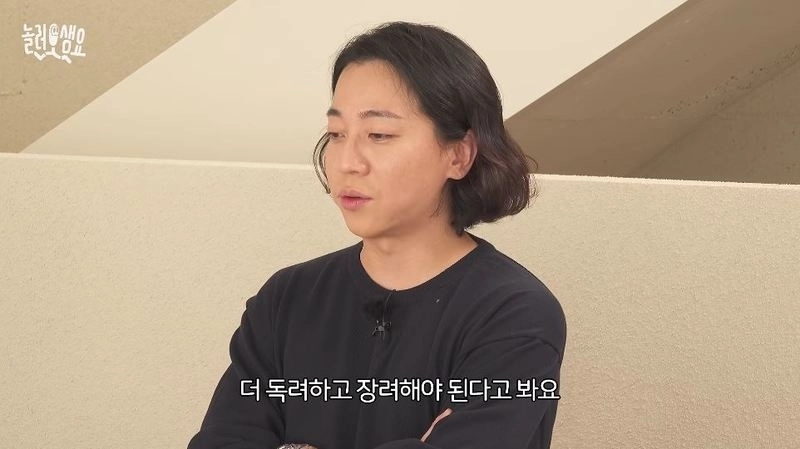 두 자녀를 양육하는 래퍼 겸 방송인 넉살이 “이 나라는 정신을 못 차렸다”면서 출산·육아 지원 정책을 비판했다. 자료 : 유튜브 ‘안녕한샘요’ 및 어반자카파 공식 채널