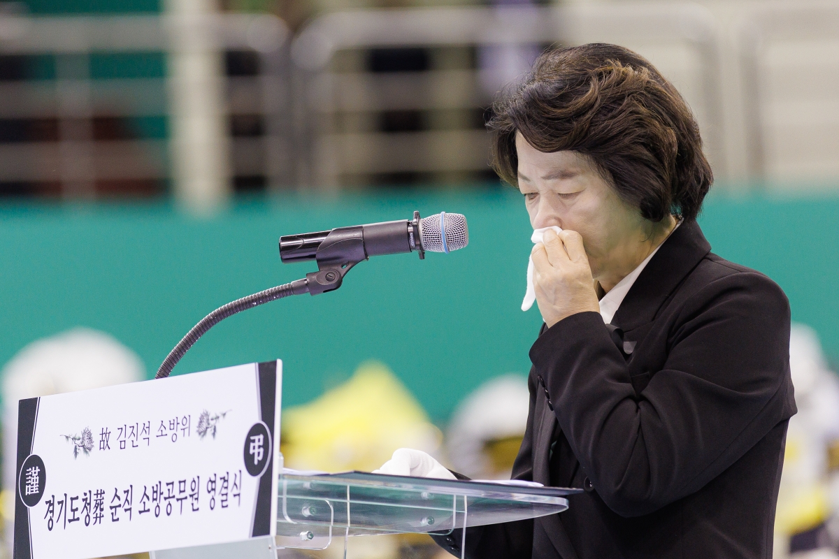 19일 오전 추미애 경기도지사가 부천 공장 화재 현장에서 순직한 고(故) 김진석 소방위 영결식에서 추도사 중 눈물을 흘리고 있다. 경기도 제공