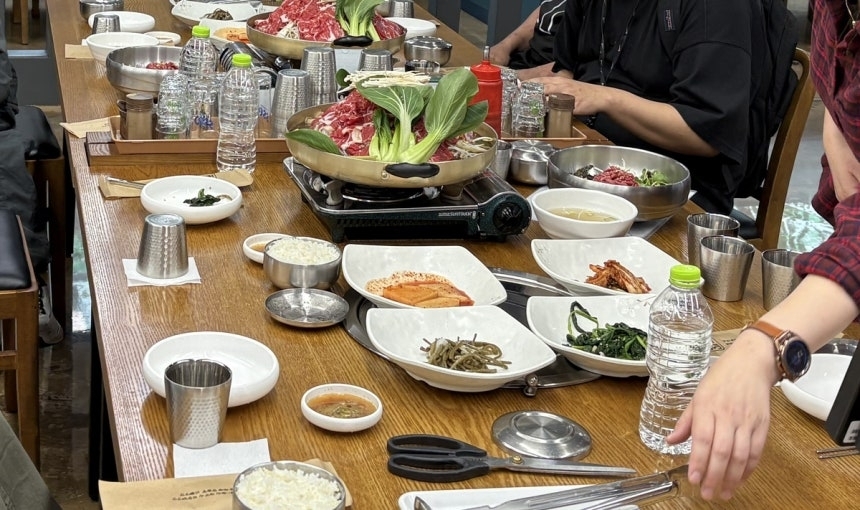 복지시설 장애인들이 단체로 방문한 식당에서 익명의 손님이 60만원 상당의 밥값을 대신 결제하고 홀연이 떠난 사연이 알려졌다. 식사 당시 모습. 연합뉴스(김관택씨 제공)