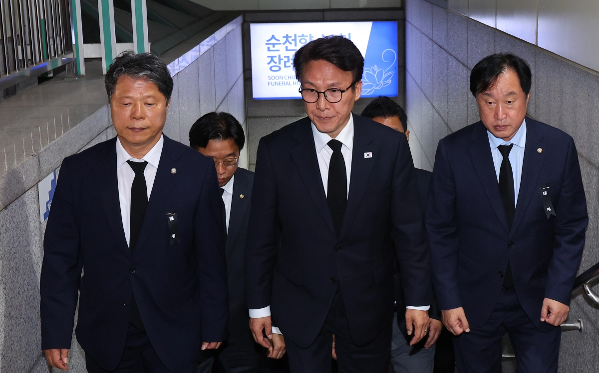 김민석(가운데) 더불어민주당 대표가 지난 18일 경기 부천시 순천향대학교 부천병원 장례식장에 마련된 부천 공장 화재 순직 고김진석 소방위의 빈소 조문을 마치고 나오고 있다. 앞줄 왼쪽부터 서영석 의원, 김 대표, 김준혁 의원. 뒷줄 왼쪽부터 이용우 대변인, 김태선 당대표 비서실장. 연합뉴스