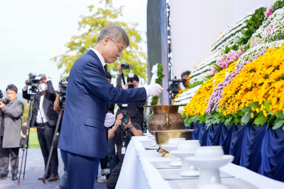 민형배 전남광주통합특별시장이 순천 오천그린광장에서 열린 ‘제78주기 여순 10·19사건 합동추념식’에서 헌화 및 분향 하고 있다.