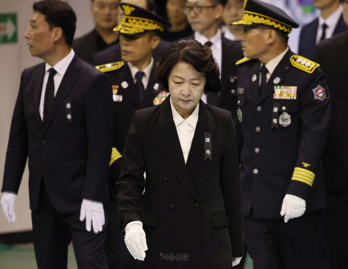 추미애 경기도지사가 19일 경기 부천시 공장 화재로 순직한 故 김진석 소방위의 영결식에 참석하고 있다. 추 지사는 이날 오전 예정됐던 국회 국토교통위원회 경기도 국정감사를 오후1시로 연기했다.