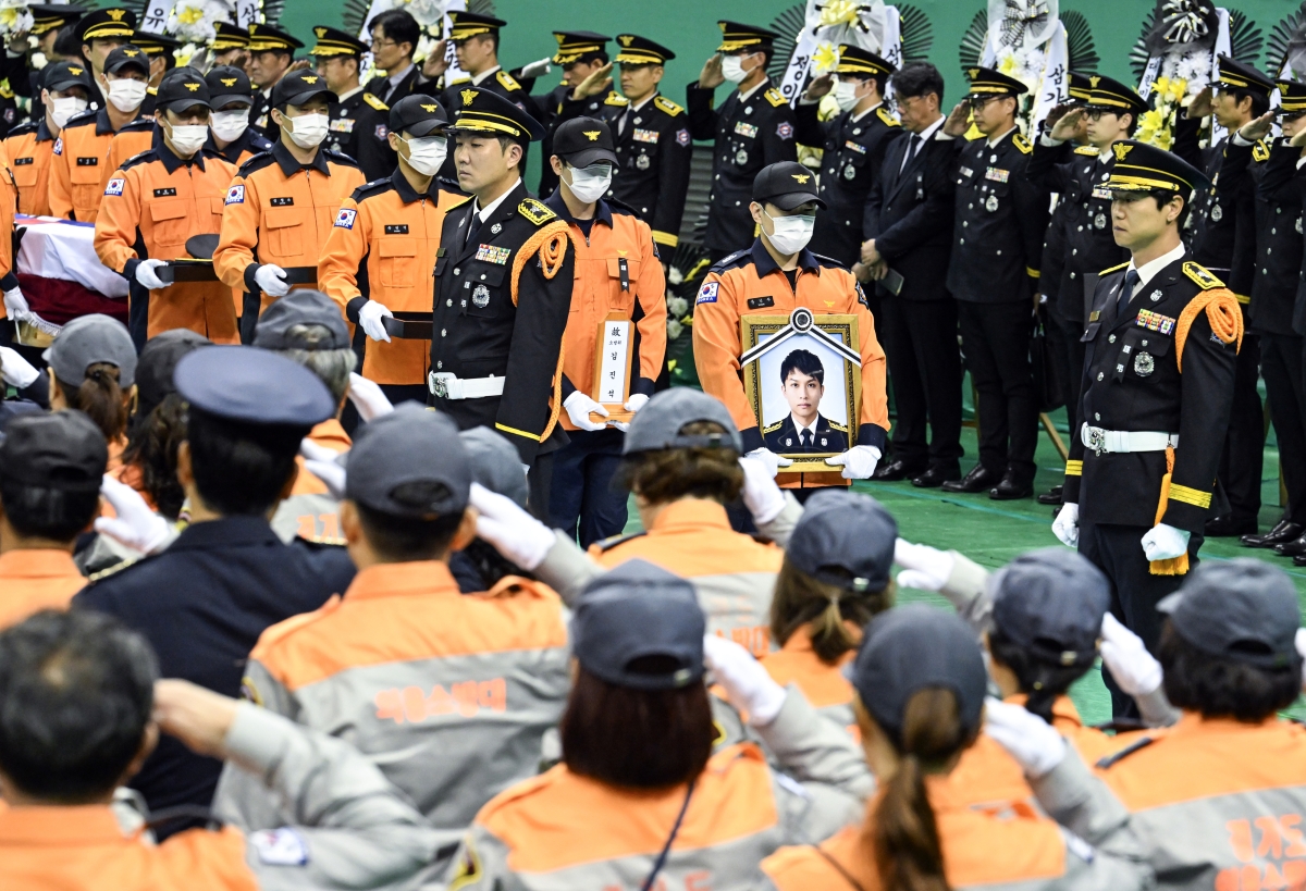 19일 경기도 부천시 원미구 부천실내체육관에서 열린 ‘고(故) 김진석 소방위 영결식’에서 김 소방위의 영정을 든 동료들이 입장하고 있다.  2026.10.19 도준석 전문기자
