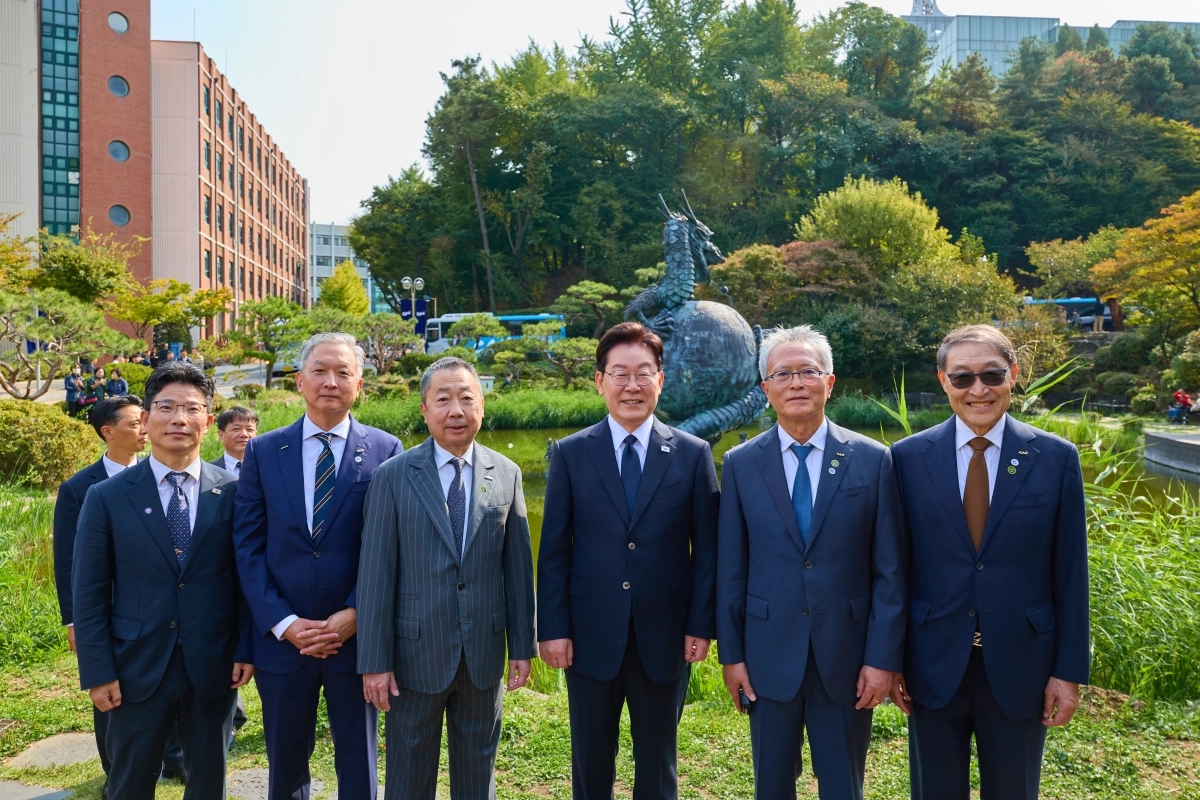 이재명 대통령이 지난 16일 중앙대학교를 방문해 청룡상 앞에서 대학 관계자들과 기념촬영을 하고 있다. 사진 왼쪽부터 정을호 동문(정무비서관), 박태원 학교법인 중앙대학교 이사, 박정원 두산그룹 회장, 이재명 대통령, 박세현 중앙대학교 총장, 이현순 학교법인 중앙대학교 이사장. 청와대 제공
