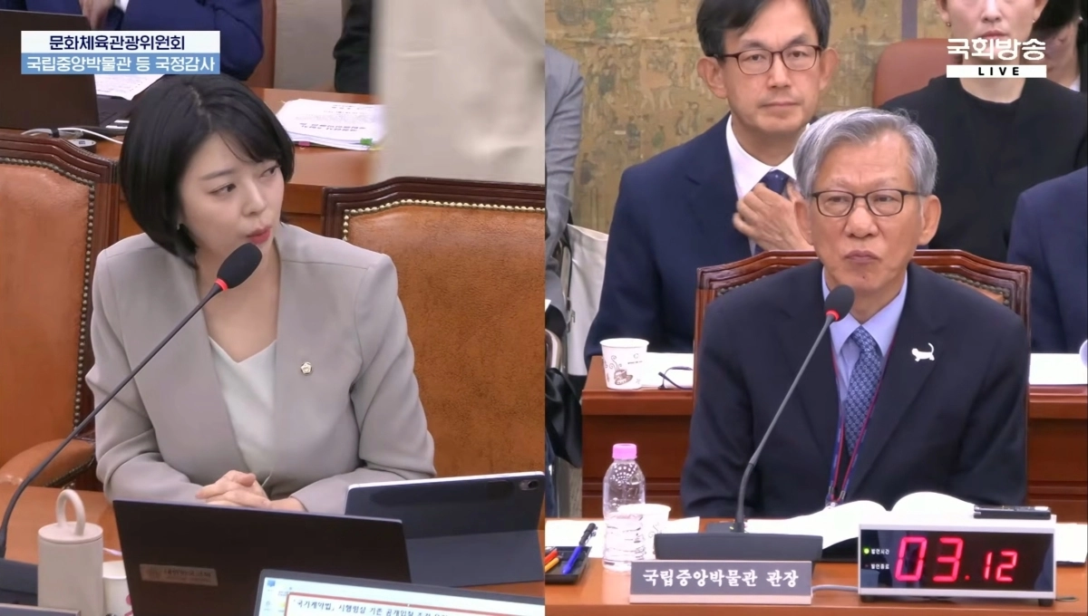 문화체육관광위원회 소속 배현진(왼쪽) 국민의힘 의원이 19일 국회 국정감사에서 유홍준(오른쪽) 국립중앙박물관장에게 질의하고 있다. 국회방송 캡처