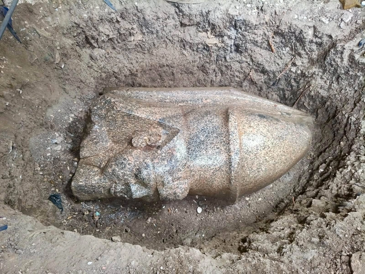 나일강 삼각주(델타) 지역에서 람세스 2세를 묘사한 것으로 추정되는 거대 두상과 람세스 2세 칭호가 새겨진 화강암 조각 등이 최근 발견됐다고 지난 14일(현지시간) 이집트 관광유물부가 밝혔다. 이집트 관광유물부 페이스북 캡처