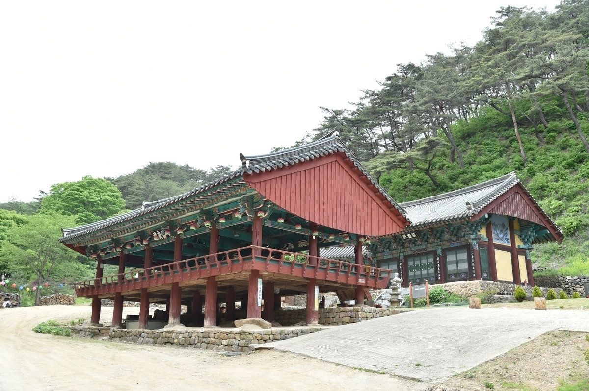 산불 발생 전 보광사 만세루와 극락전. 청송군 제공