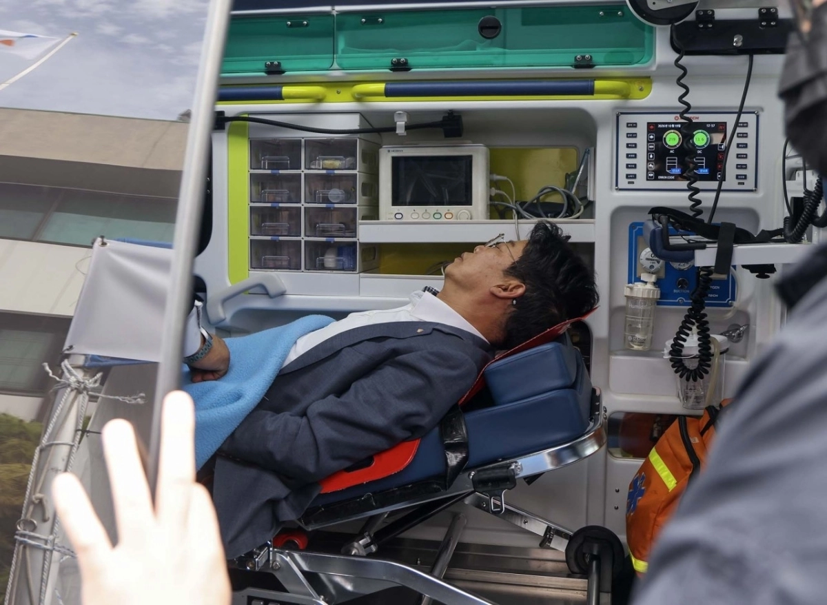대덕구의회의 정상화를 촉구하며 지난 12일부터 8일째 단식에 들어갔던 김찬술 대전 대덕구청장이 19일 건강 이상 증세를 보여 병원으로 이송됐다. 대덕구 제공