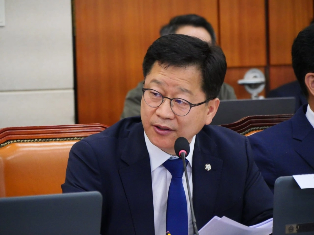 국회 기후에너지환경노동위원회 소속 안호영 더불어민주당 의원이 한국전력공사 국정감사에서 김동철 한전 사장을 상대로 질의하고 있다. 안호영 의원실 제공
