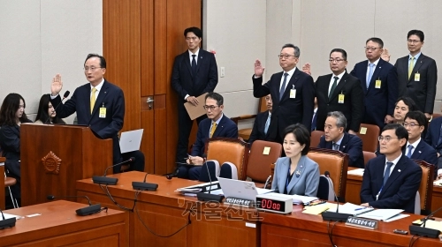 이환주 KB국민은행장과 정상혁 신한은행장, 이호성 하나은행장, 정진완 우리은행장, 강태영 NH농협은행장이 19일 서울 여의도 국회에서 열린 정무위원회 금융감독원 등에 대한 국정감사에서 증인 선서를 하고 있다.  안주영 전문기자