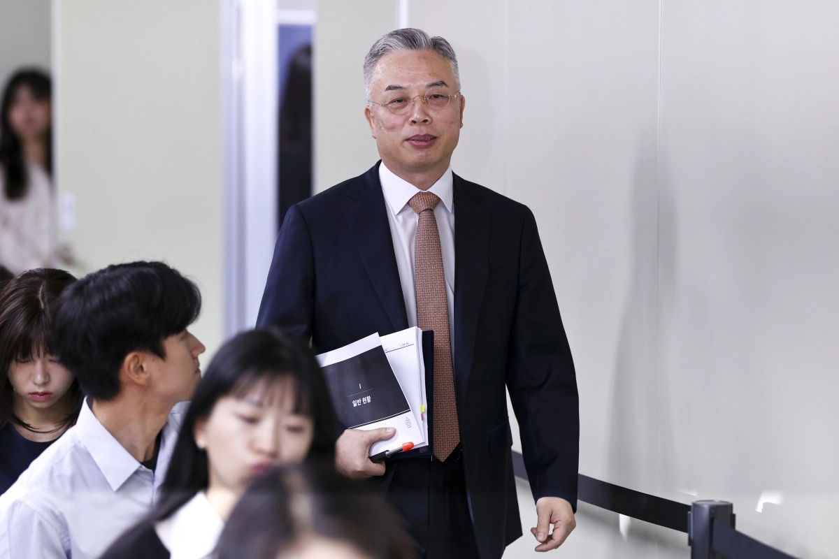 권창영 2차 종합특별검사가 지난 8월 24일 과천 특검팀 사무실에서 열린 최종 수사결과 발표를 위해 브리핑실로 들어서고 있다.  연합뉴스