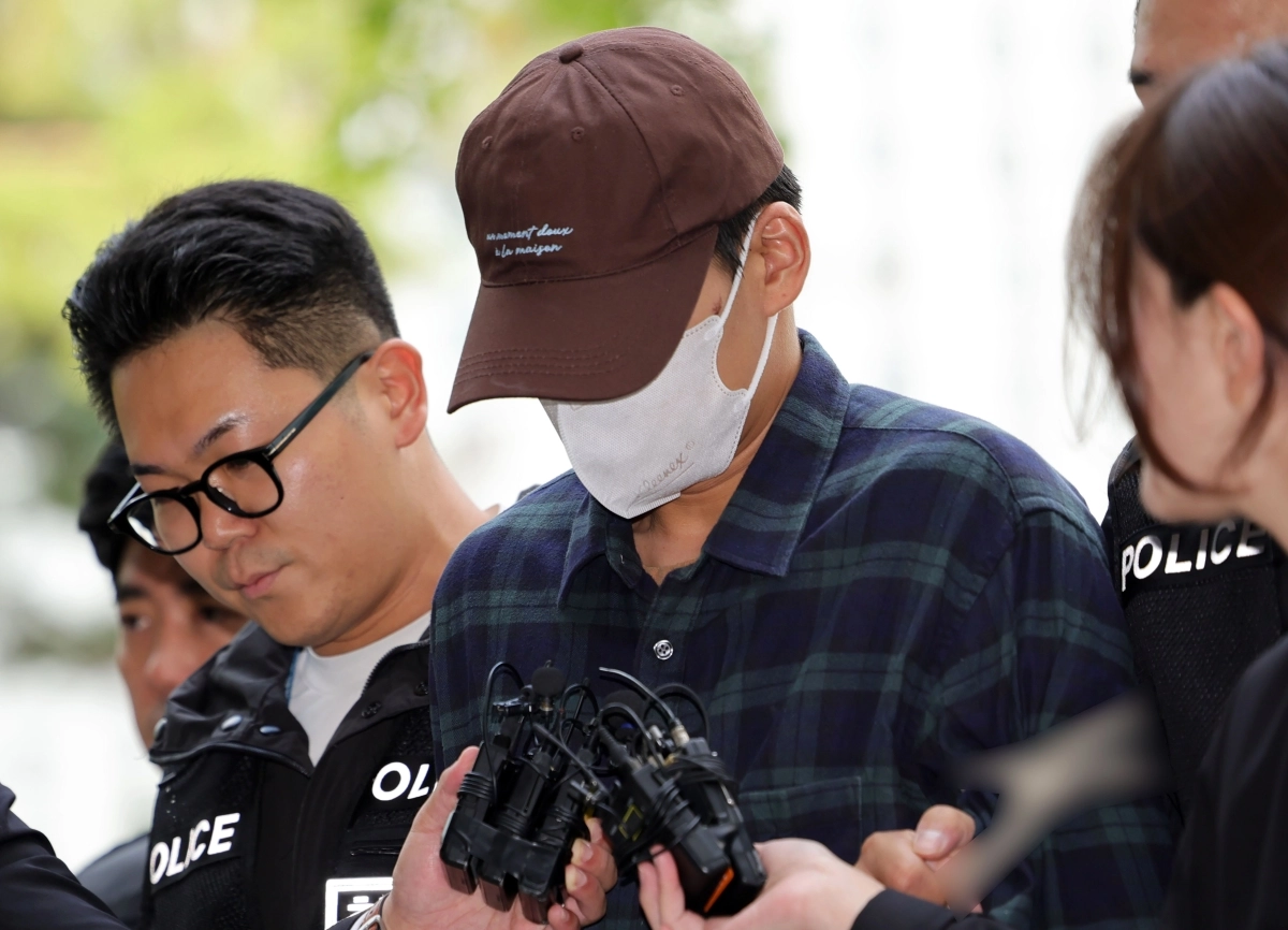장모를 살해하고 아내를 차량에 태워 도주한 혐의를 받는 김성우(26)가 지난 13일 서울 송파구 서울동부지법에서 열린 구속 전 피의자 심문(영장실질심사)에 출석하고 있다. 2026.10.13. 뉴시스