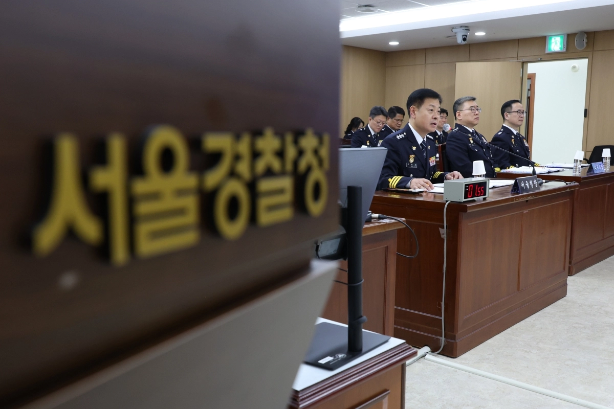 고범석(앞줄 왼쪽) 서울경찰청장이 15일 서울경찰청에서 열린 국회 행정안전위원회 국정감사에서 의원 질의에 답하고 있다. 2026.10.15. 뉴시스