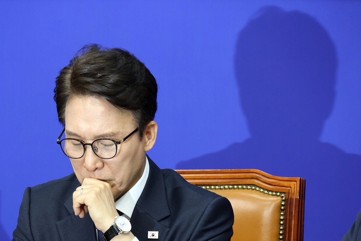 생각에 잠긴 김민석 대표