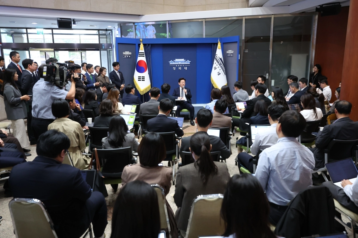춘추관 찾은 이재명 대통령