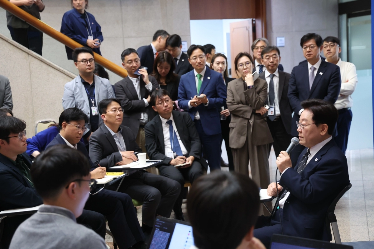 이재명 대통령이 19일 언론인들의 취재 공간인 청와대 춘추관 로비에서 기자들과 간담회를 하고 있다. 2026.10.19 연합뉴스