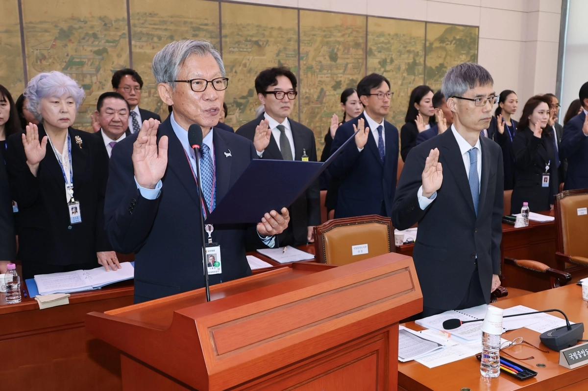 유홍준(앞줄 왼쪽) 국립중앙박물관장이 19일 국회에서 열린 문화체육관광위원회 국정감사에서 증인 선서를 하고 있다. 유 관장은 이날 친일파의 글씨를 애국지사의 유묵으로 잘못 전시하고, 해당 작품이 자신의 소장품이라는 사실을 뒤늦게 밝힌 데 대해 “중대한 착오이자 불찰”이라며 고개 숙여 사과했다. 연합뉴스