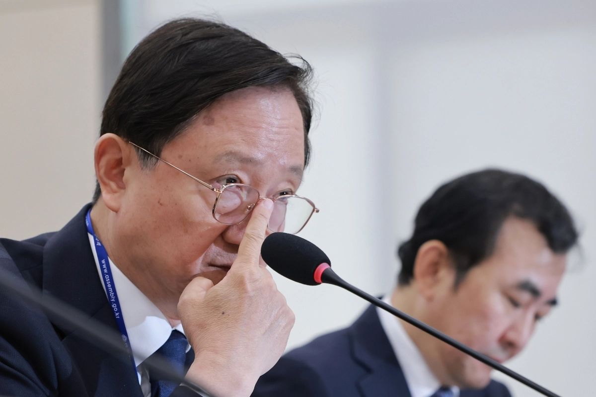 이찬진 금융감독원장이 19일 국회 정무위원회에서 열린 금융감독원 국정감사에서 단일종목 레버리지 상장지수펀드(ETF) 도입에 대한 야당 의원의 질의에 답변하고 있다.  연합뉴스