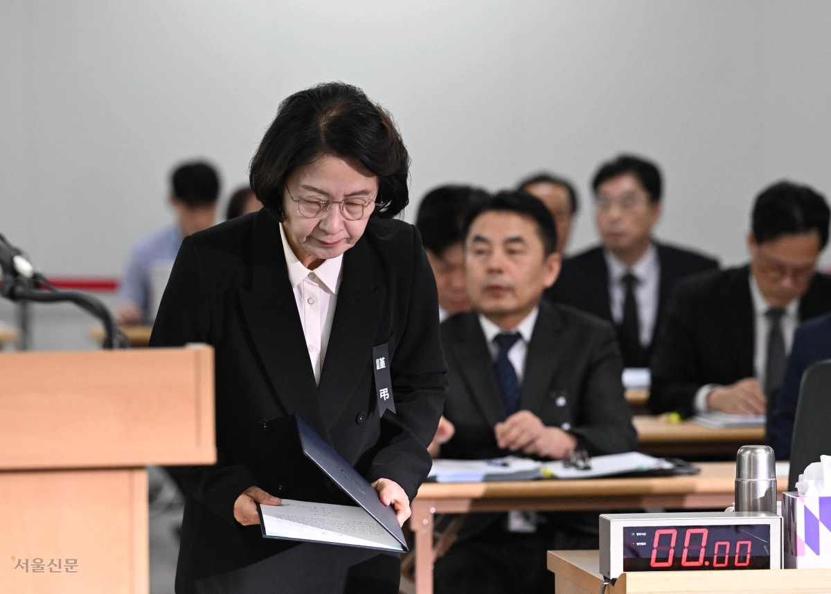 추미애 경기지사가 19일 경기 수원시 영통구 경기도청에서 열린 국회 국토교통위원회의 경기도 국정감사에서 고개 숙여 인사하고 있다. 도준석 전문기자