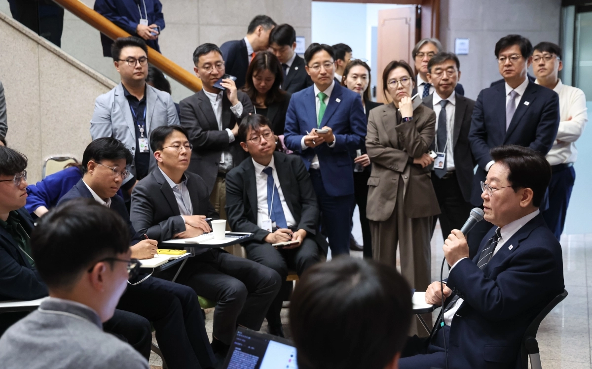 이재명 대통령이 19일 청와대 춘추관에서 기자들에게 둘러싸인 채 질문에 답하고 있다. 이 대통령은 이날 춘추관을 깜짝 방문해 출입기자들과 구내식당에서 식사를 한 뒤 90분가량 차담을 진행했다. 뉴스1