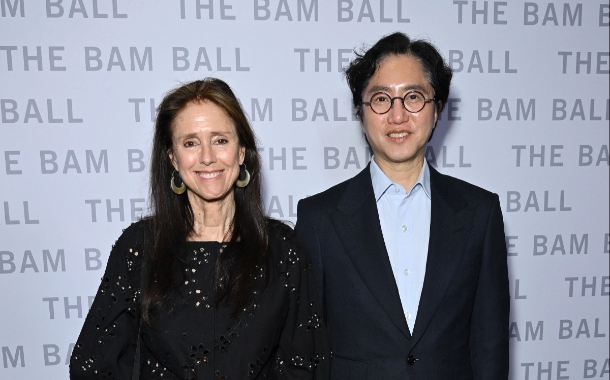 신작 뮤지컬 ‘위대한 망상’을 제작하는 신춘수(오른쪽) 오디컴퍼니 프로듀서와 연출가 줄리 테이머. 오디컴퍼니·게티이미지코리아 제공