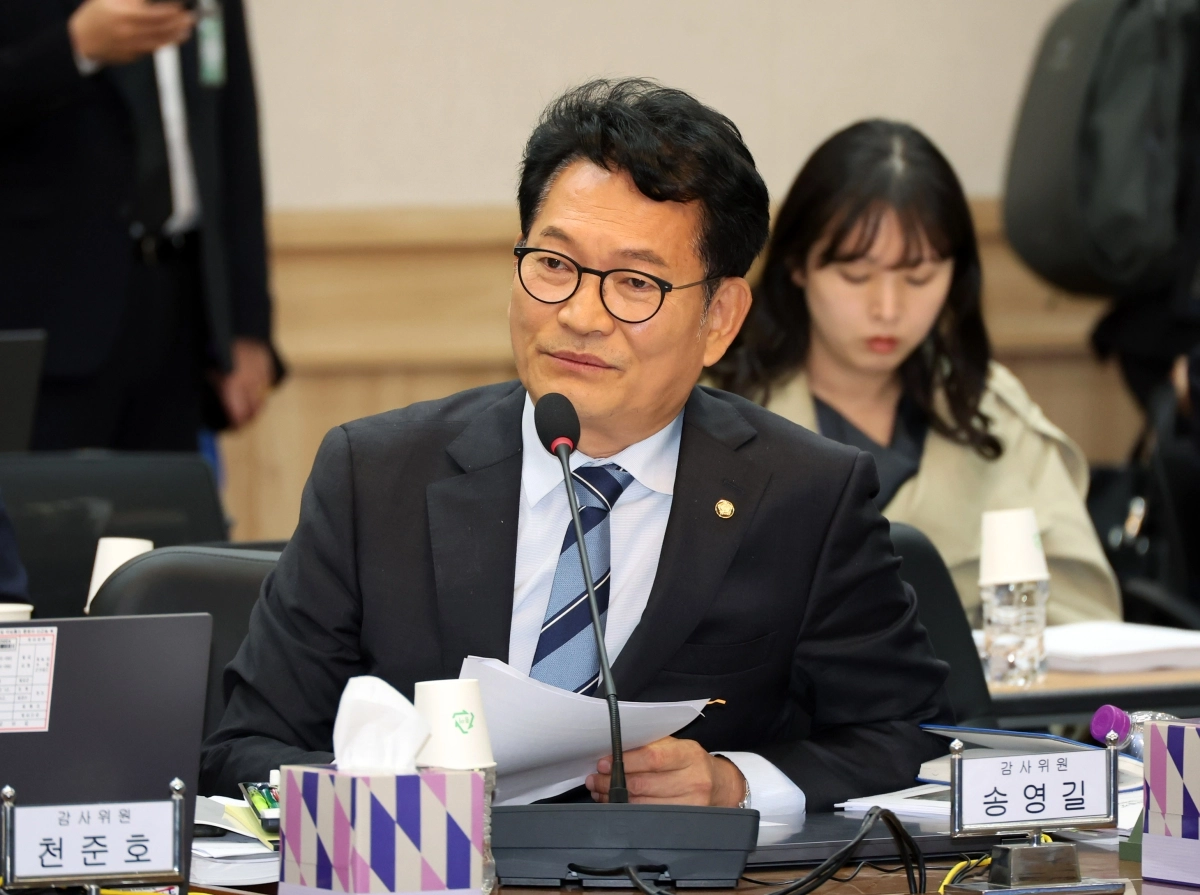 송영길 더불어민주당 의원이 19일 오후 충남 계룡시 계룡대에서 열린 국회 국방위원회의 육군본부 등에 대한 국정감사에서 질의하고 있다. 2026.10.19. 계룡 뉴시스