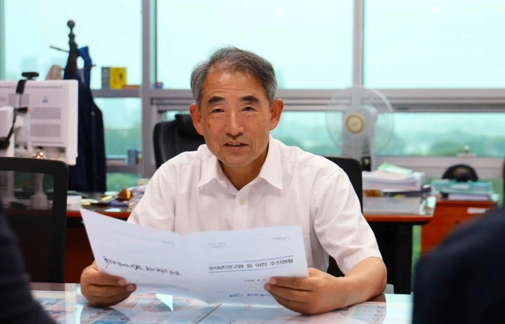 국회 농림축산식품해양수산위원회 여당 간사인 윤준병 더불어민주당 의원이 지난달 1일 국회 의원회관에서 한국농어촌공사 인재개발원·연구원 관련 보고를 받고 있다. 윤준병 의원실 제공