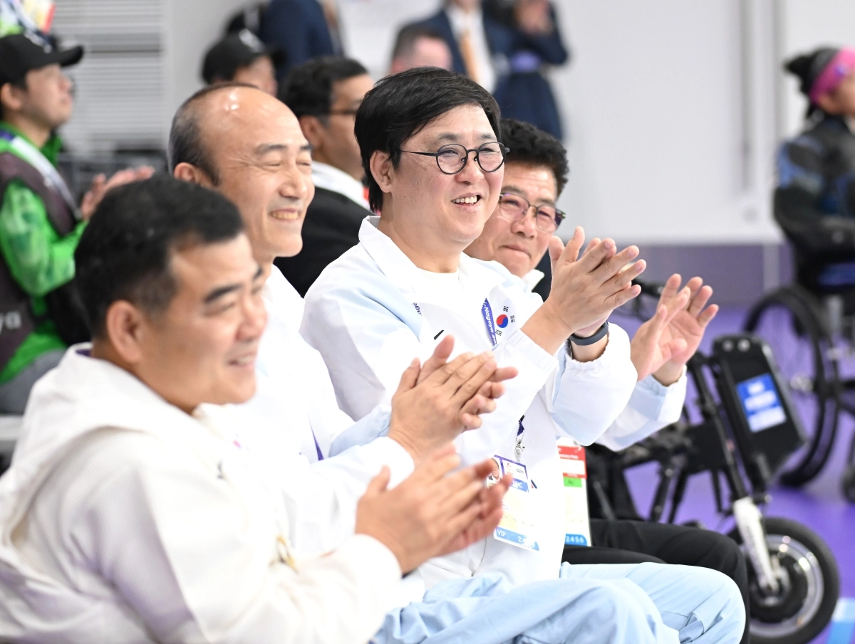 박수 보내는 최휘영 문화체육관광부 장관