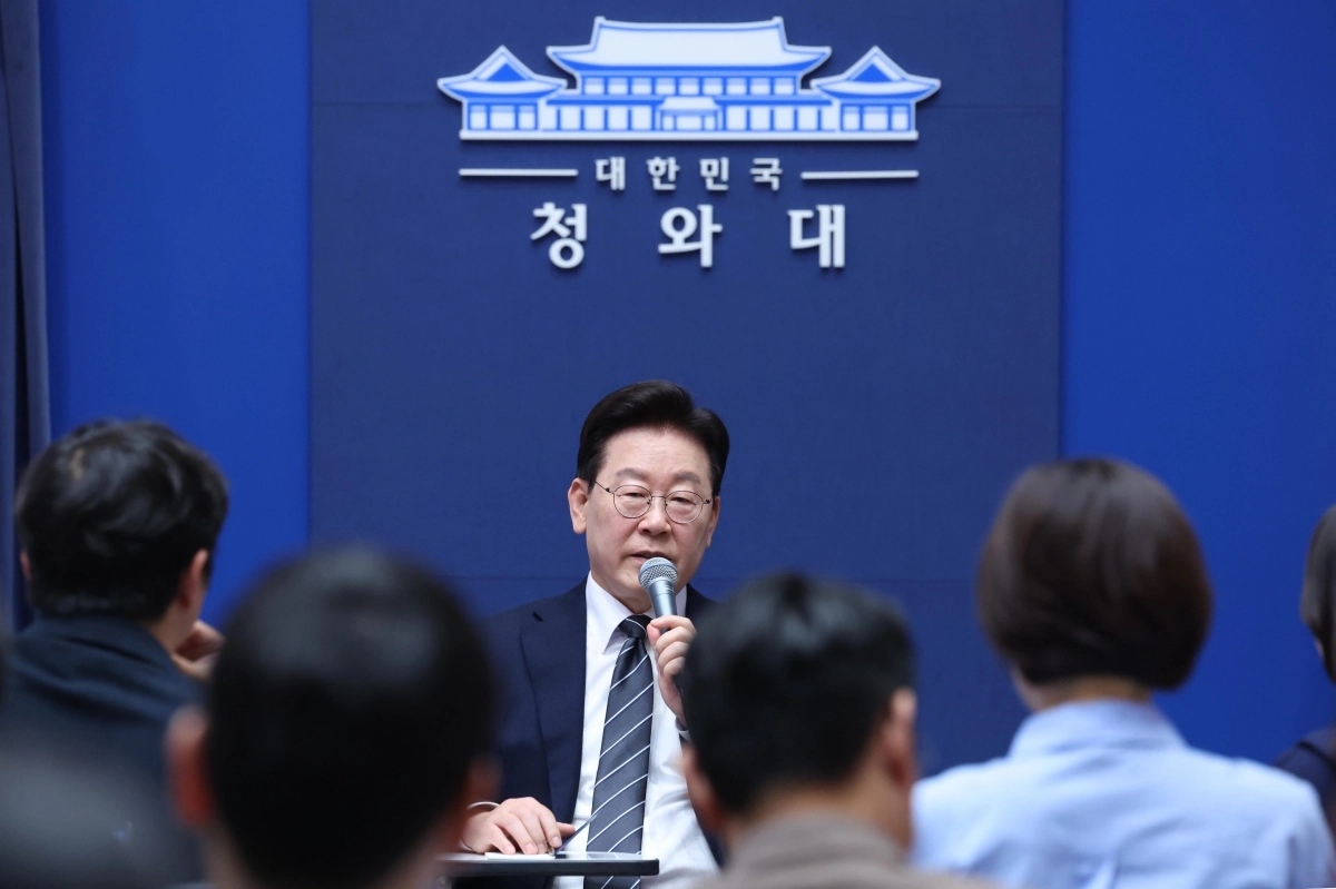 이재명 대통령이 19일 청와대 춘추관을 방문해 기자들과 간담회를 하고 있다. 2026.10.19. 뉴시스
