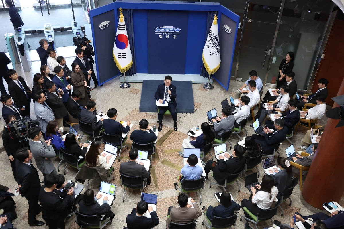 이재명 대통령이 19일 언론인들의 취재 공간인 청와대 춘추관 로비에서 기자들과 간담회를 하고 있다. 2026.10.19 [청와대통신사진기자단]