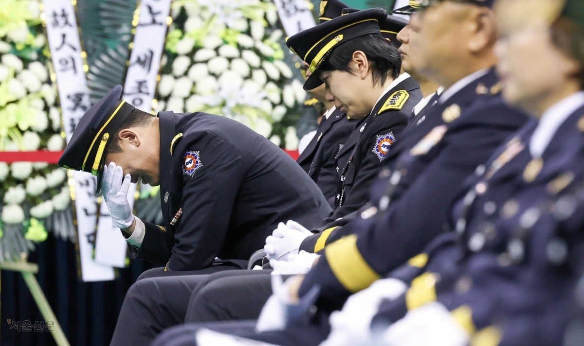 가눌 수 없는 슬픔… 故김진석 소방위 눈물의 영결식