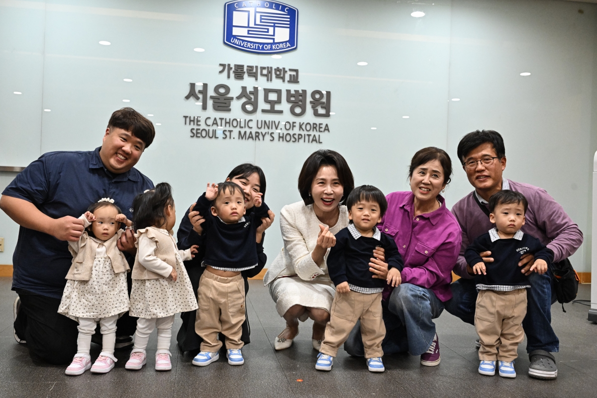 김혜경 여사가 19일 서울 서초구 서울성모병원 권역모자의료센터에서 열린 간담회를 마친 후 다섯쌍둥이들과 기념촬영을 하고 있다. 뉴스1