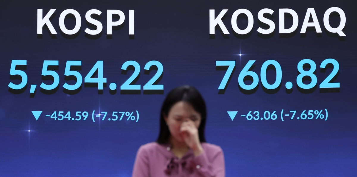 인공지능(AI) 투자 수익성 논란이 다시 부각된 가운데 코스피가 15일 7% 넘게 급락했다. 코스피는 전날보다 454.59포인트(7.57%) 내린 5,554.22로 장을 마쳤다. 코스닥 지수는 63.06포인트(7.65%) 급락해 760.82로 장을 마쳤다. 이날 서울 여의도 한국거래소 전광판에 종가 지수가 표시되고 있다. 2026.10.15. 연합뉴스