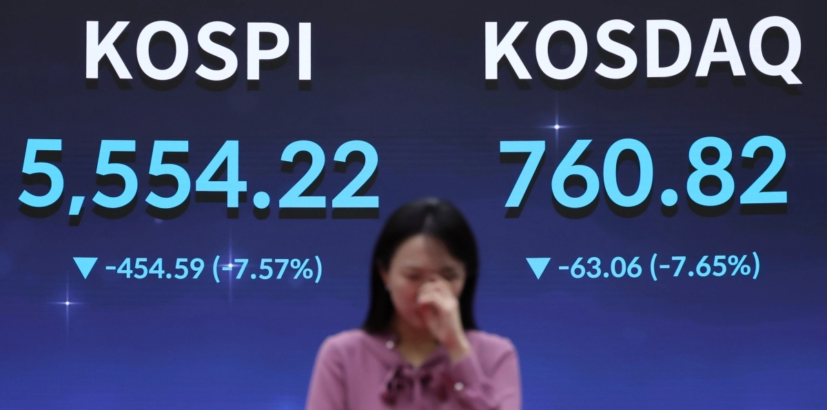 인공지능(AI) 투자 수익성 논란이 다시 부각된 가운데 코스피가 15일 7% 넘게 급락했다. 코스피는 전날보다 454.59포인트(7.57%) 내린 5,554.22로 장을 마쳤다. 코스닥 지수는 63.06포인트(7.65%) 급락해 760.82로 장을 마쳤다. 이날 서울 여의도 한국거래소 전광판에 종가 지수가 표시되고 있다. 2026.10.15. 연합뉴스