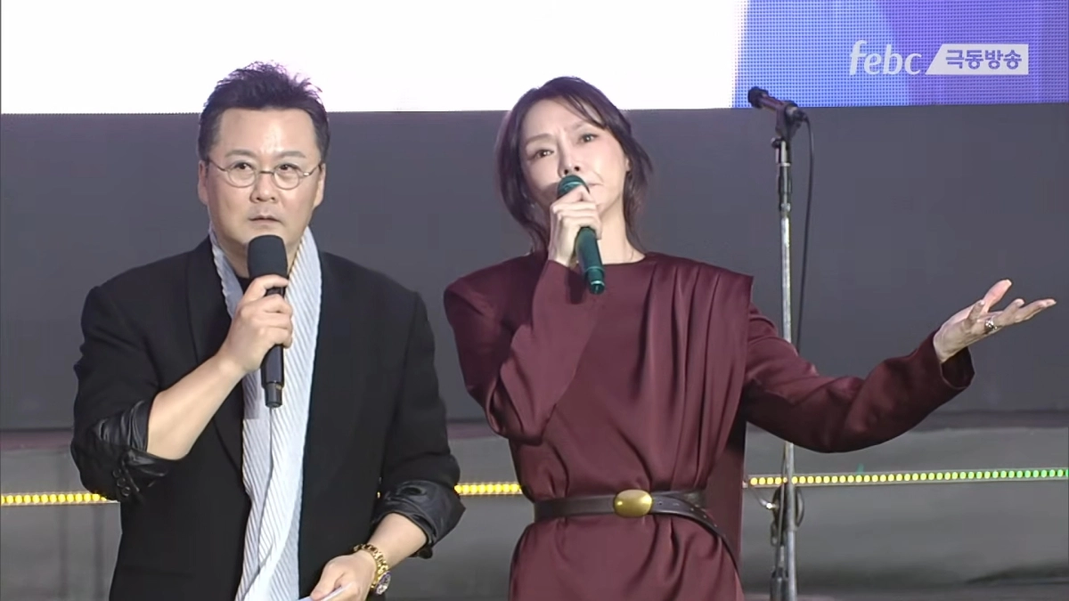 지난 17일 서울 한양대에서 열린 ‘창사 70주년 극동방송 홈커밍데이’ 특별공연에 참석한 배우 공형진, 뮤지컬배우 차지연. 유튜브 ‘극동방송’ 라이브 영상 캡처