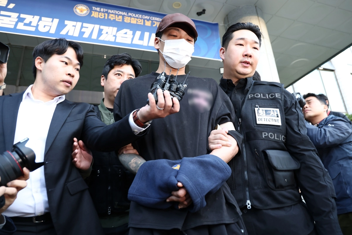 장모 살인 및 아내 납치사건 피의자 김성우가 20일 서울 송파경찰서에서 공소청으로 송치되고 있다. 김성우는 지난 11일 송파구 처가를 찾아가 50대 장모를 흉기로 찌르고, 아내를 차량에 태워 납치한 혐의를 받는다. 연합뉴스