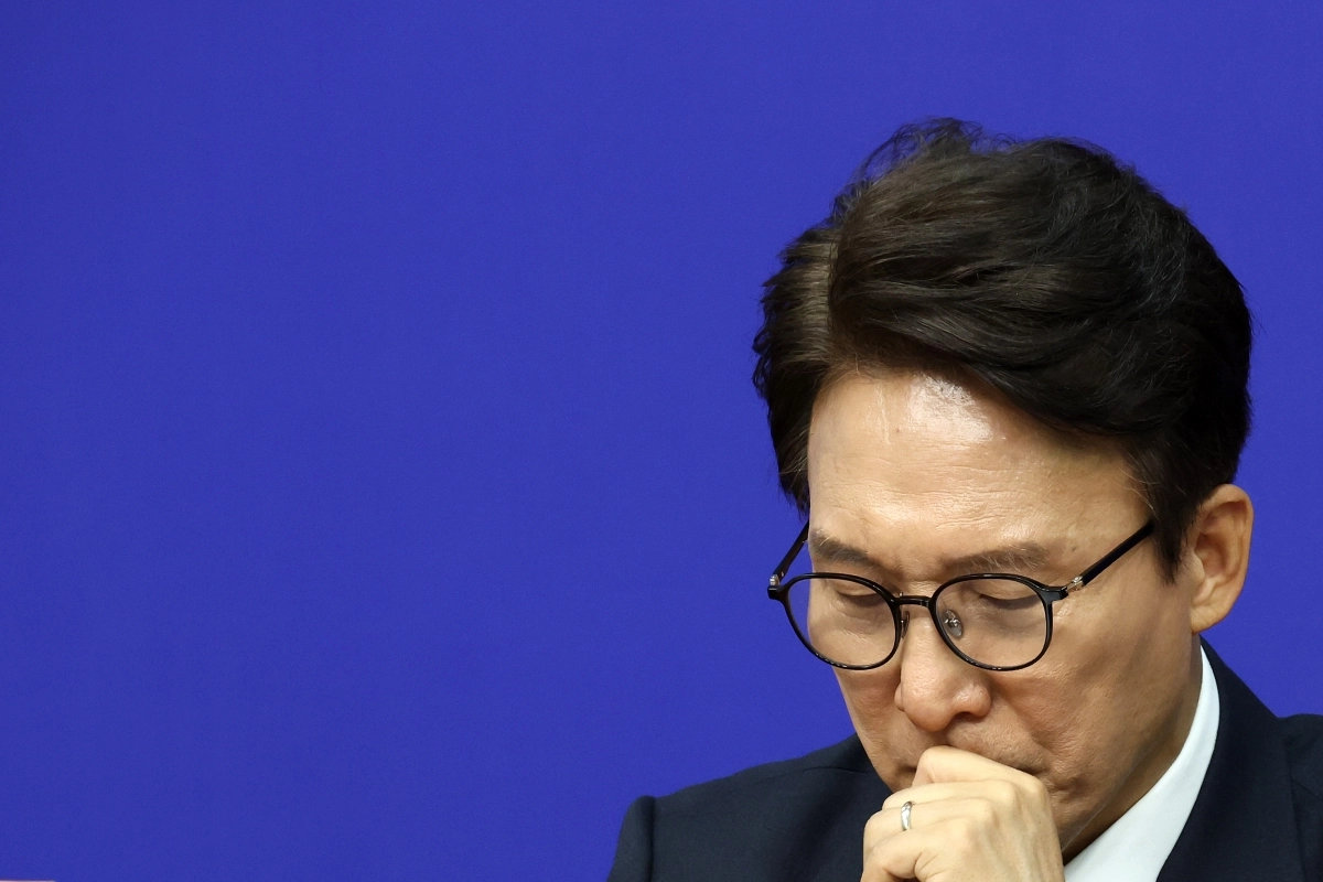김민석 더불어민주당 대표가 19일 국회에서 열린 당 최고위원회의에서 한병도 원내대표의 발언을 들으며 생각에 잠겨 있다. 2026.10.19 연합뉴스