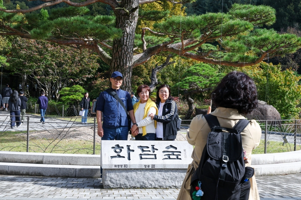 LG유플러스가 지난 19일 화담숲 장기고객 초청행사에 앞서 경기 광주 곤지암리조트에서 기자간담회를 열고 멤버십 운영 성과와 2027년 고객 혜택 강화 계획을 공개했다. 사진은 화담숲 장기고객 초청행사에 참석한 LG유플러스 고객들이 즐기고 있는 모습. LG유플러스 제공
