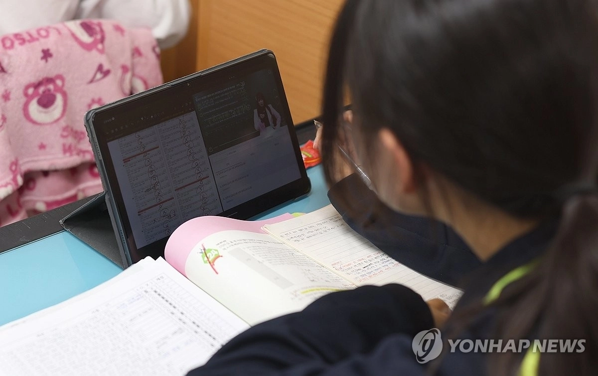 2027학년도 대학수학능력시험(수능)이 31일 앞으로 다가온 19일 오후 경남 창원시 마산합포구 성지여자고등학교에서 고3 학생이 야간자율학습(자습)을 하고 있다. 이 사진은 카페인 섭취와 무관한 자료 이미지이다. (창원 연합)