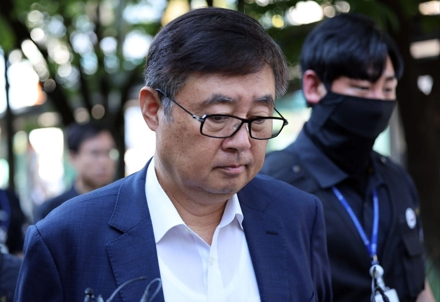 공장 화재로 23명의 사망자가 발생한 경기 화성시 일차전지 업체 아리셀의 박순관 대표가 2024년 8월 28일 오전 구속 전 피의자 심문(영장실질심사) 출석을 위해 경기 수원시 고용노동부 경기지청을 빠져나와 법원으로 향하고 있다. 연합뉴스