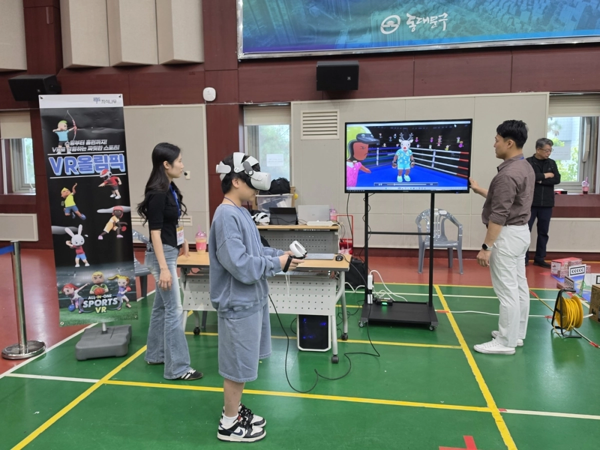 한 학생이 지난 18일 구청에서 열린 ‘2026년 동대문구 팝드론 배틀대회’에 참가 중이다. 동대문구 제공