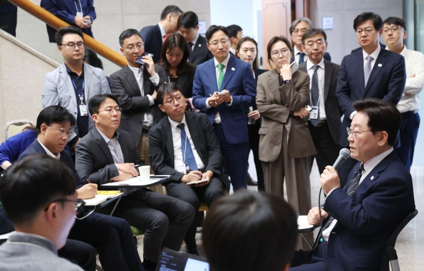 이재명 대통령이 19일 청와대 춘추관을 방문해 기자들과 간담회를 하고 있다. 뉴시스
