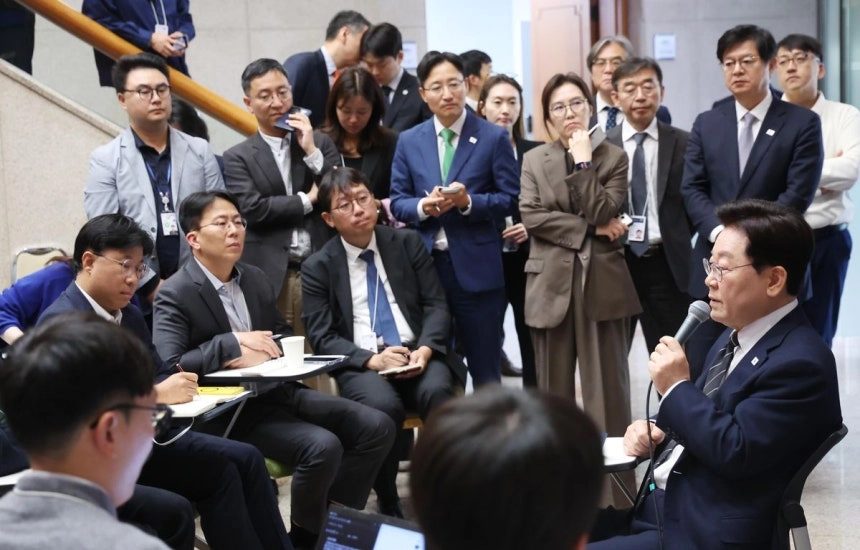 이재명 대통령이 19일 청와대 춘추관을 방문해 기자들과 간담회를 하고 있다. 뉴시스