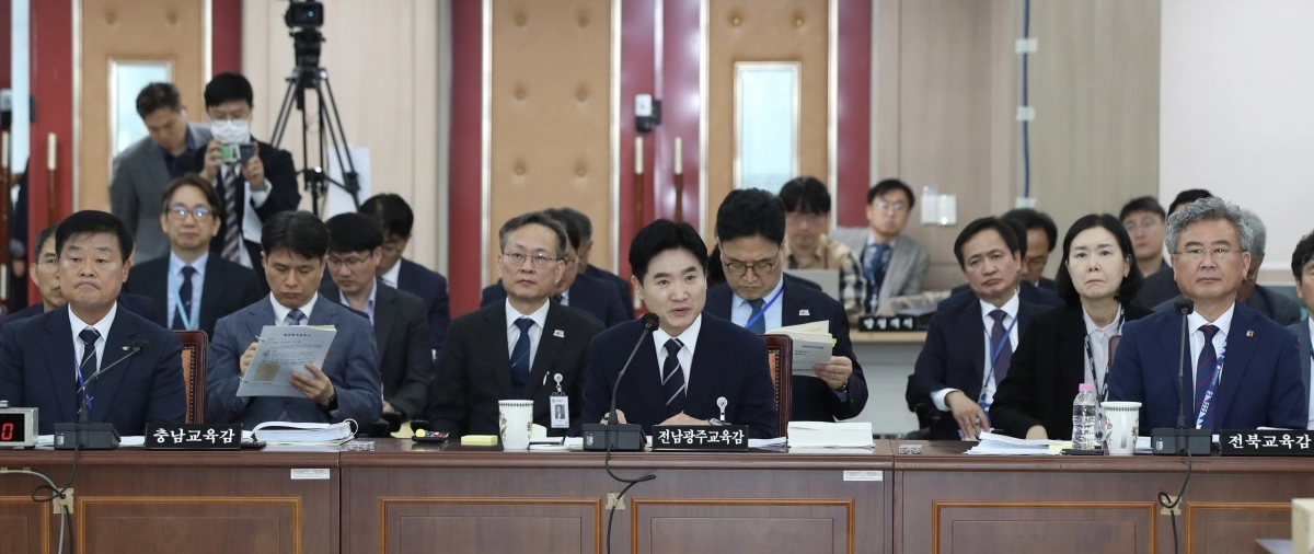 전남광주·전북·대전·충남·충북·세종·제주 등 7개 지역 교육감들이 20일 전남 무안군 전남광주통합특별시교육청 무안청사에서 열린 국회 교육위원회 국정감사에서 안정적인 지방교육재정 확보를 촉구하고 있다.