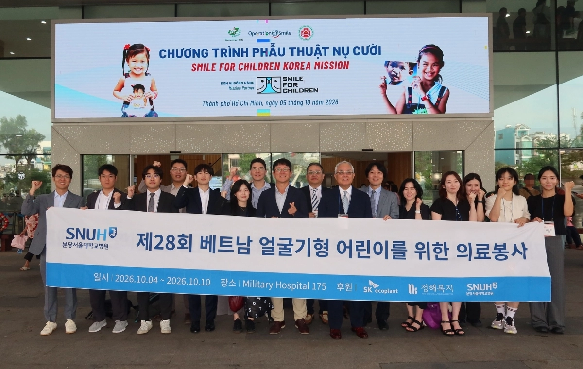 베트남 얼굴기형 어린이들을 치료한 분당서울대병원 의료봉사팀이 기념사진을 촬영하고 있다.