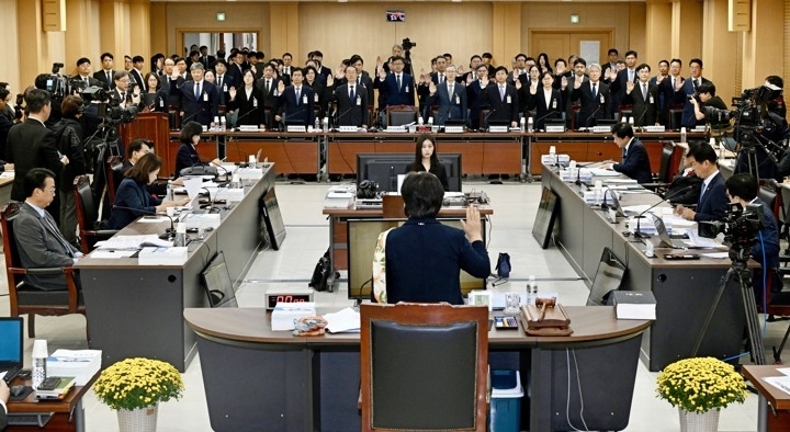 20일 전남광주통합특별시 동구 광주고등법원에서 열린 국회 법제사법위원회의 대전고등법원과 광주고법, 특허법원, 대전지법, 청주지법, 광주지법, 전주지법, 제주지법 대상 국정감사에서 이원범 대전고등법원장 등 피감 기관 증인들이 선서하고 있다. [공동취재 제공]