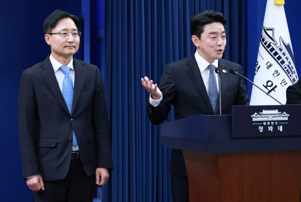 강훈식 대통령 비서실장이 14일 청와대 기자회견장에서 신임 비서실장으로 임명된 임광현 국세청장을 소개하고 있다. 연합뉴스