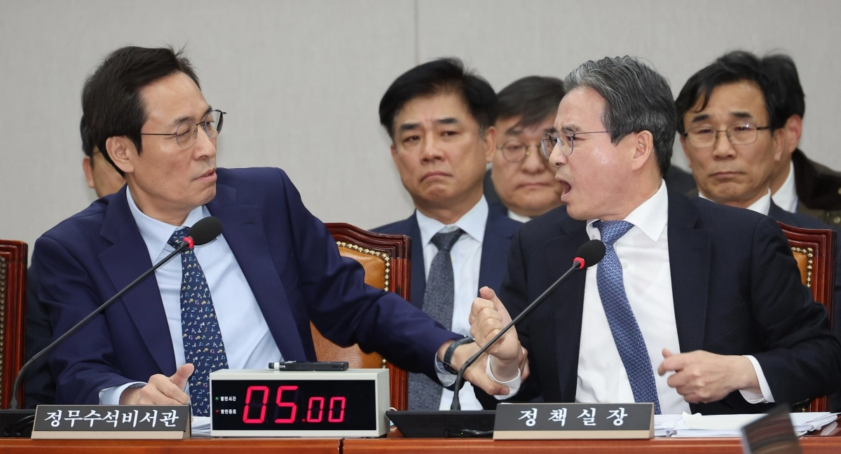 2025년 11월 18일 서울 여의도 국회에서 열린 운영위원회 전체회의에서 김용범 대통령실 정책실장이 국민의힘 김은혜 의원의 질의에 답하는 도중 언쟁을 이어가자 우상호 대통령실 정무수석이 이를 제지하고 있다. 연합뉴스