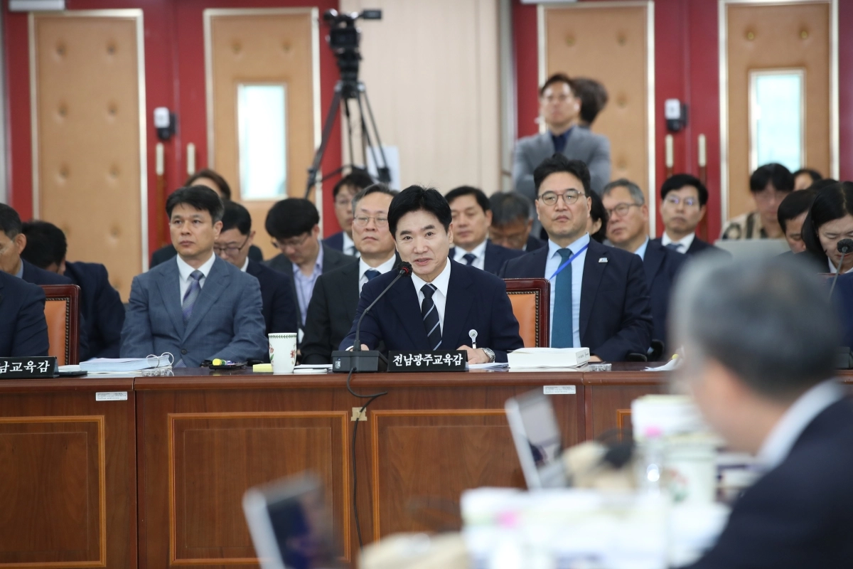 김대중 전남광주통합교육감이 20일 전남광주통합특별시교육청 전남청사에서 열린 국회 교육위원회 국정감사에서 의원들의 질의에 답변하고 있다.