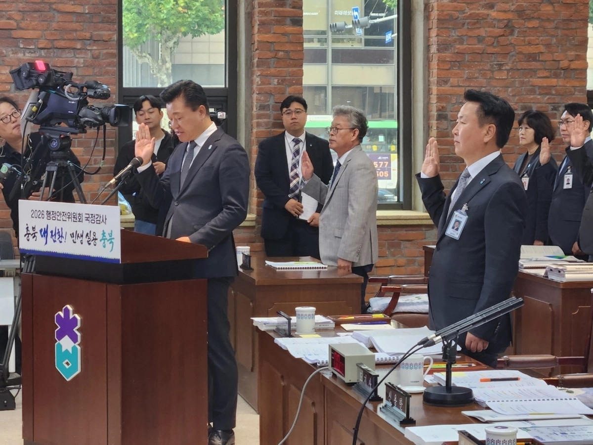 신용한(왼쪽 첫번째) 충북지사와 충북도청 간부들이 20일 열린 국정감사에 앞서 증인선서를 하고 있다. 남인우기자